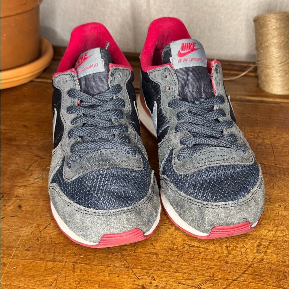 EUC - NIKE ‘Internationalist’ Sneaker (Women Size 7.5) - Picture 4 of 7